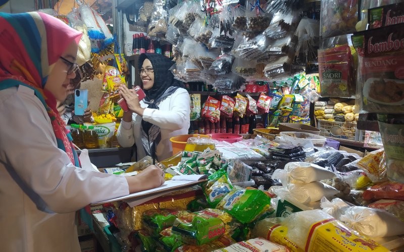 Tim Satgas Pangan Kota Cimahi Melakukan Sidak di Pasar Tradisional Kota Cimahi pada Rabu (20/12/2023). (Ferry Bangkit/MPI)