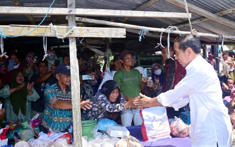 Presiden Jokowi mengunjungi Pasar Waru, Kabupaten Penajam Paser Utara, Kaltim, untuk mengecek harga kebutuhan pokok. (Setkab)
