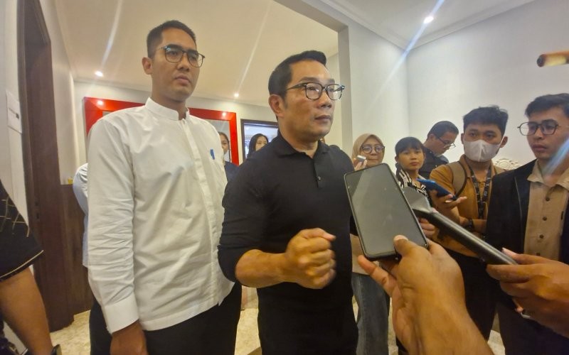 Mantan Gubernur Jawa Barat Ridwan Kamil buka suara usai rumahnya menjadi sasaran penggeledahan KPK terkait kasus korupsi BJB.