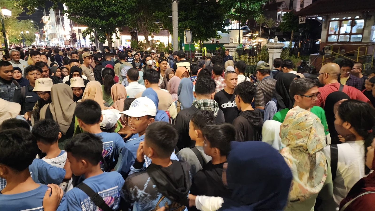 Malioboro Macet, Sebagian KA Jarak Jauh Dipindah dari Stasiun Tugu ke Lempuyangan. (Foto Erfan Erlin/MPI)