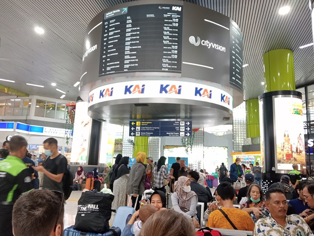Stasiun Gambir Dipadati Penumpang saat Libur Natal 2023, Ini Penampakannya. (Foto Danandaya/MPI)