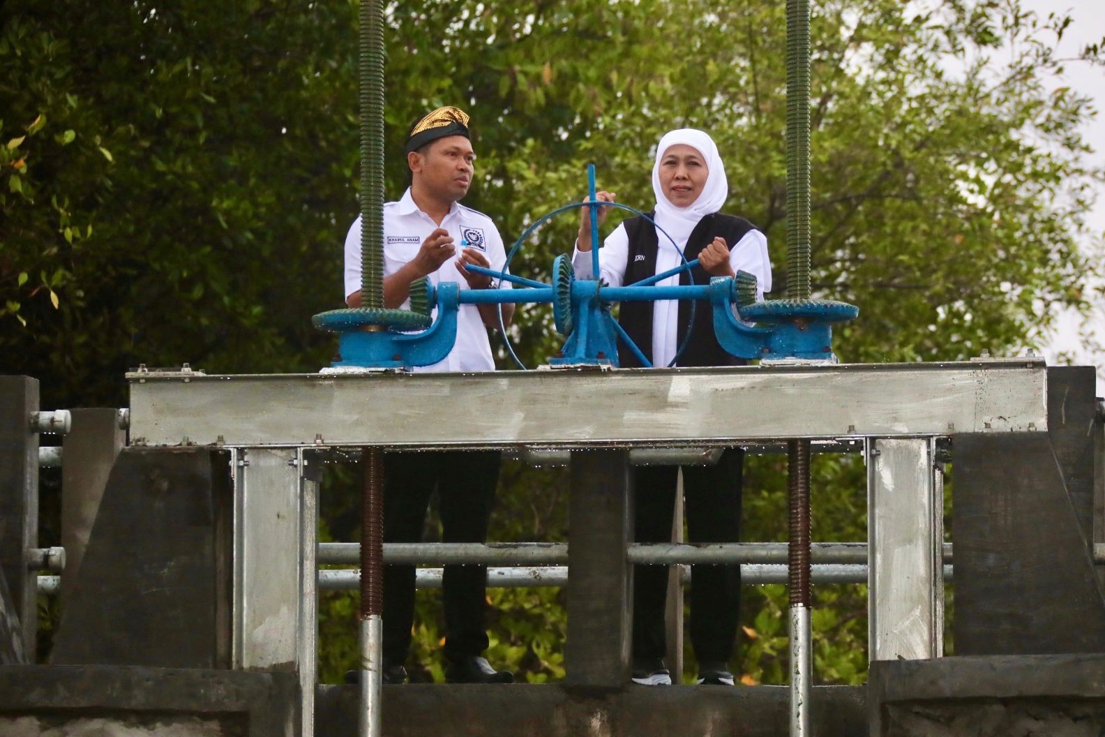 Kendalikan Banjir Rob, Khofifah Resmikan Pintu Air dan Parapet di Desa Kalibuntu Probolinggo (FOTO:Dok Ist)