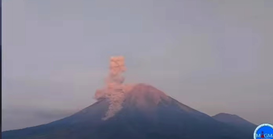 Gunung Semeru Muntahkan Abu Vulkanik Setinggi 4 Kilometer (FOTO:Dok Ist)