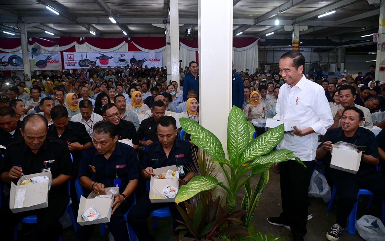 Momen Jokowi Santap Makan Siang Nasi Kotak Bersama Karyawan Pabrik. (Foto Setpres)