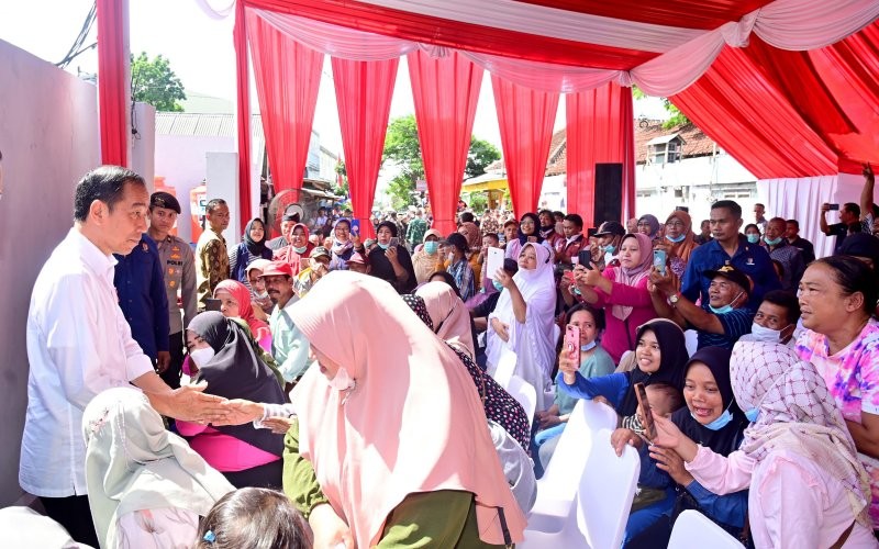 Presiden Jokowi menyerahkan Bantuan Langsung Tunai (BLT) El Nino kepada sejumlah penerima manfaat di Kantor Pos Genteng (Setkab)