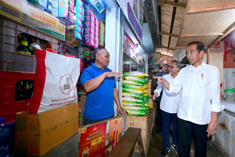 Jokowi Cek Harga Kebutuhan Pokok di Pasar Rogojampi Banyuwangi. (Foto: Biro Pers Setpres)