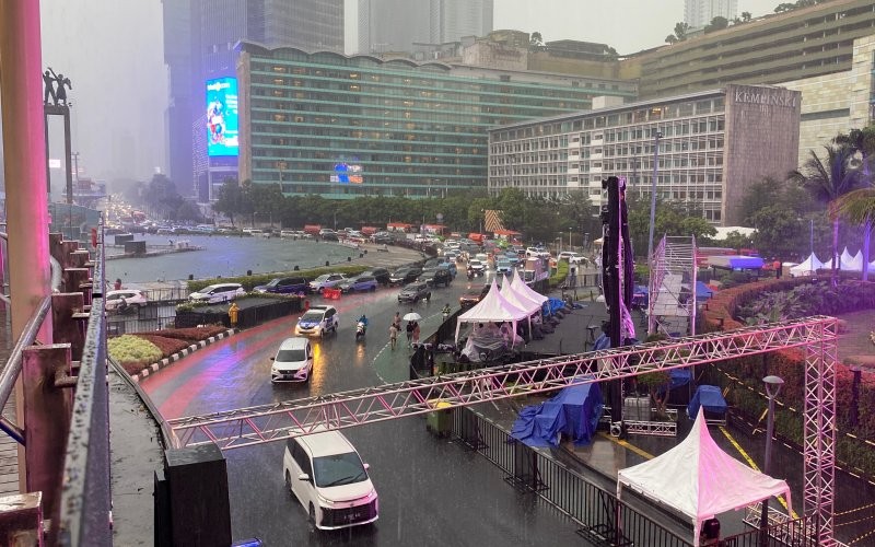 Hujan mengguyur Bundaran HI lokasi perayaan pergantian malam tahun baru 2024 (M Fadli Ramadan/MPI)