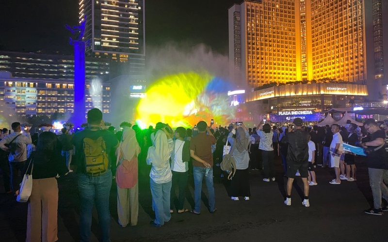 Warga pun mulai bersenang-senang dan bersorak kala water mist disuguhkan di kawasan Bundaran HI menjelang puncak perayaan tahun baru 2024. (Ari Sandita/MPI)