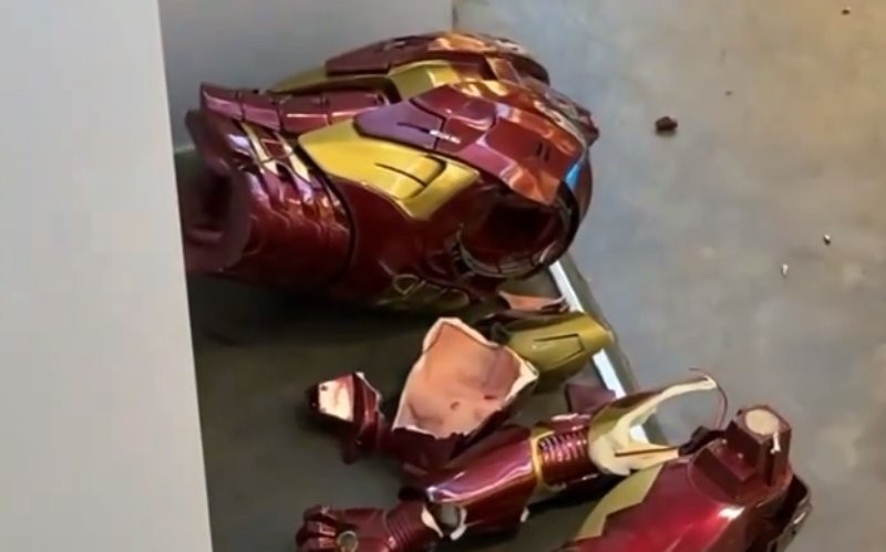 Action figure Iron Man di restoran Iconic Gelato & Bistro, Yogyakarta jatuh dan pecah (Instagram)
