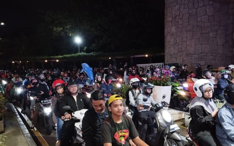 Ribuan kendaraan bermotor  terus berdatangan serta memadati kawasan Taman Impian Jaya Ancol Jakarta Utara pada Minggu (31/12/2023). (Carlos Roy Fajarta/MPI)
