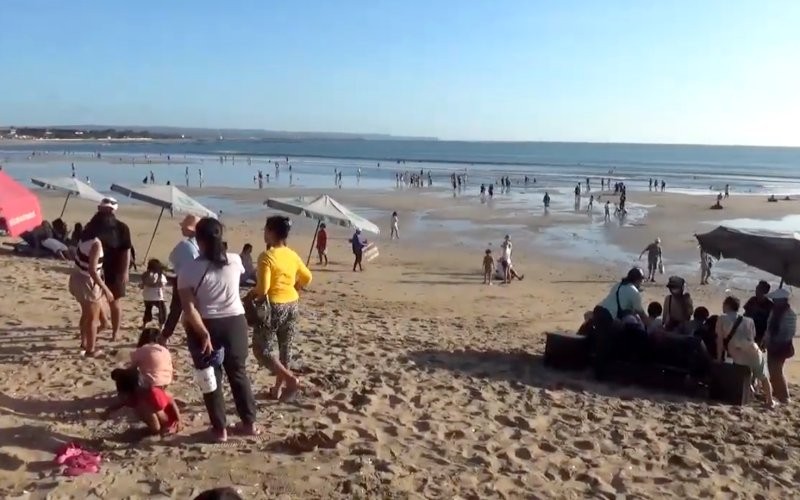 Suasana Pantai Kuta Bali menjelang perayaan malam tahun baru 2024 (Alit Sidi Wacana/MPI)
