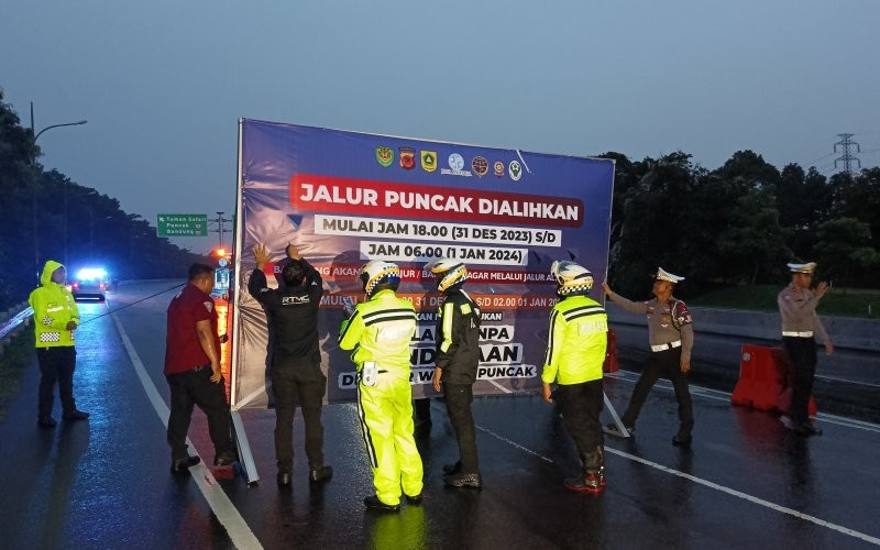 Polisi mulai memasang pengalihan arus ke arah Puncak, Bogor dari Tol Jagorawi (Putra Ramadhani/MPI)