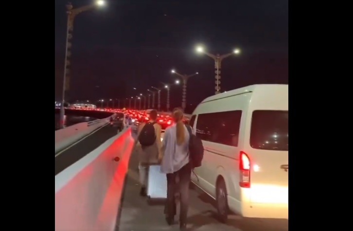 Viral Turis Jalan Kaki Imbas Macet Parah di Tol Bali, Menhub Turun Tangan (Foto Instagram agitalifia)