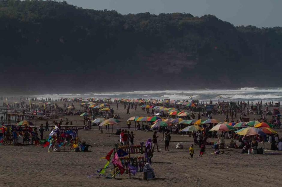 29 Ribu Orang Lewati Malam Tahun Baru di Pantai Parangtritis (foto: MNC media)