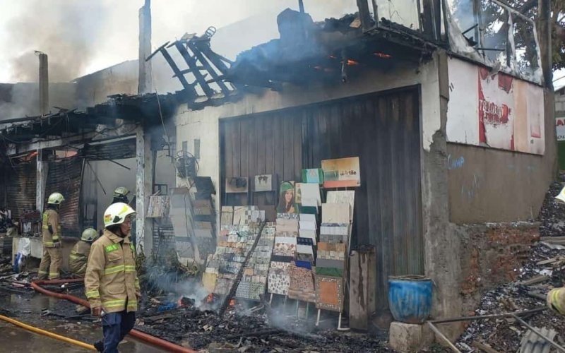Toko bahan bangunan di Kramat Jati, Jakarta Timur, terbakar. Kerugian ditaksir mencapai Rp500 juta. (Jonathan Simanjuntak/MPI)