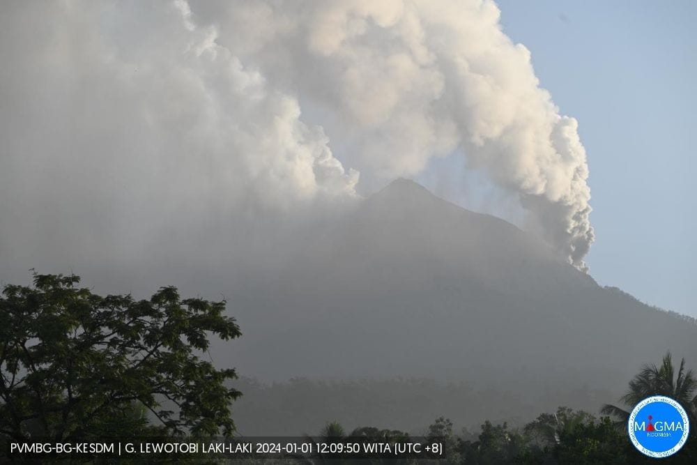Gunung Lewotobi Laki-Laki Siaga, Hujan Abu Vulkanik Semakin Sering Terjadi. (Foto: Dok. PVMBG)