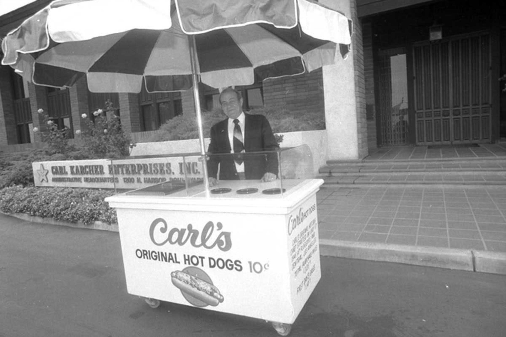 Ini Sosok Pemilik Carl’s Jr yang Sempat Tutup, Awali Bisnis dengan Hot Dog Gerobakan. (Foto: Greenwich Time)