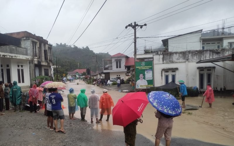Pusdalops Badan Nasional Penanggulangan Bencana (BNPB) melaporkan 13.626 warga terdampak banjir di Kerinci, Jambi.