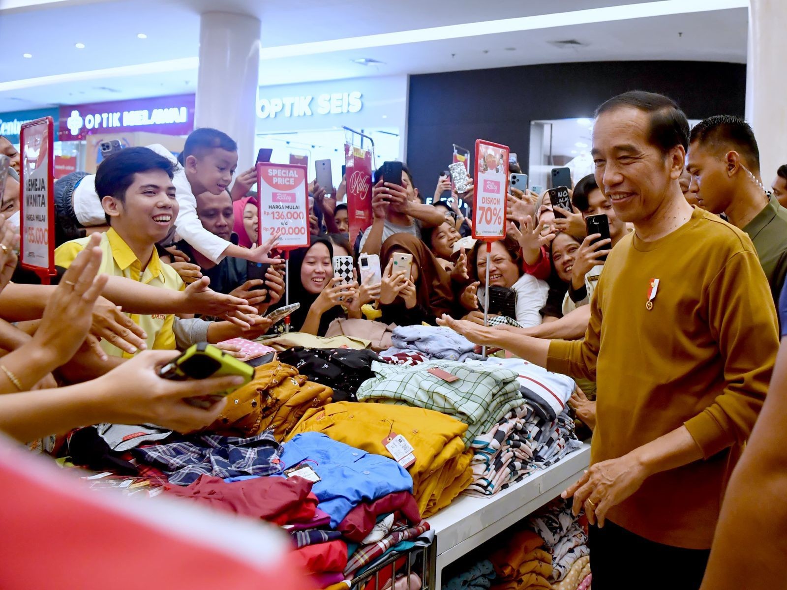 Momen Jokowi Kunjungi Mal di Purwokerto. (Foto Setpres)