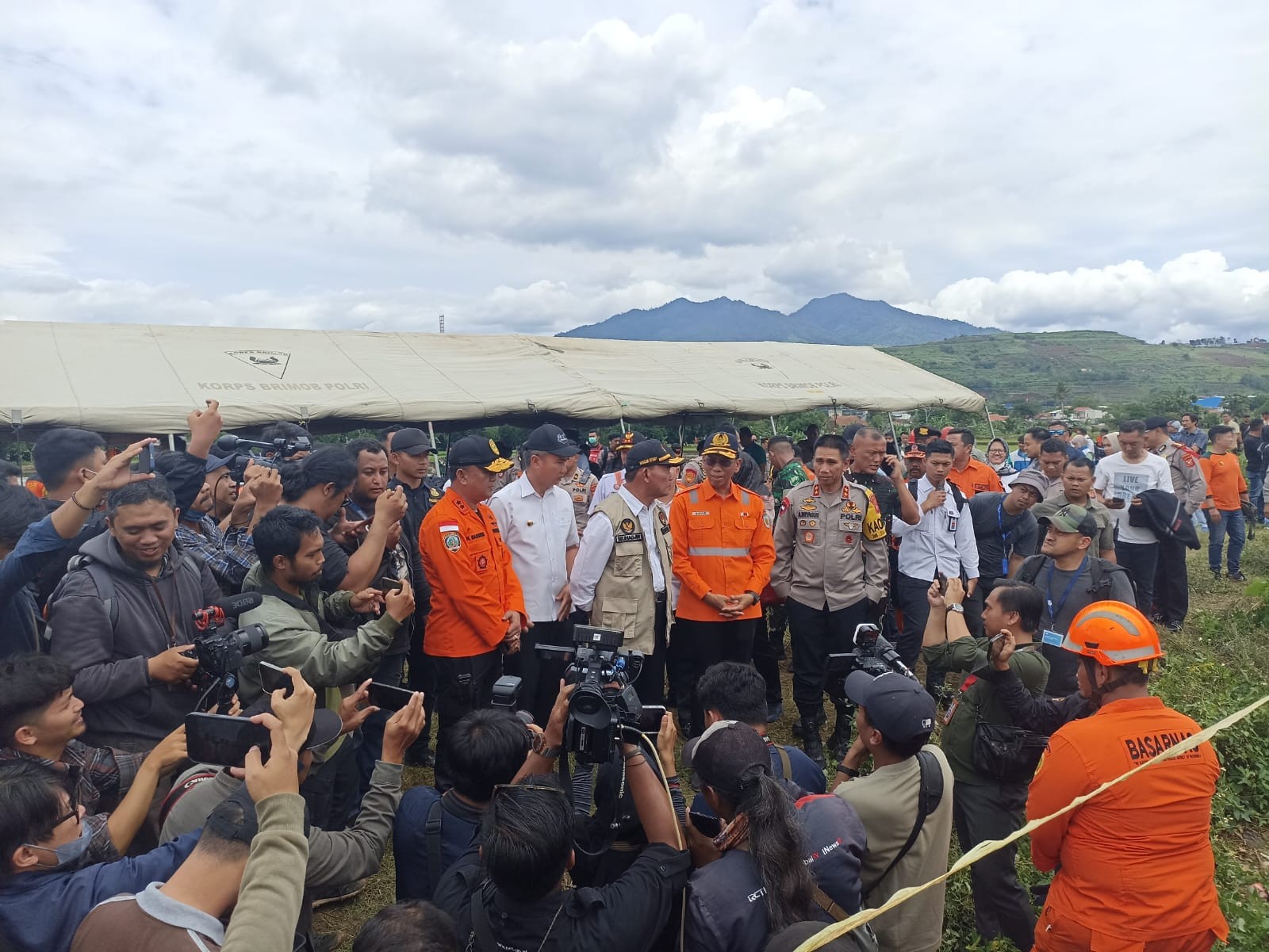 Kunjungi Lokasi Tabrakan KA di Cicalengka, Menko PMK Sampaikan Duka Cita (FOTO:Dok Ist)