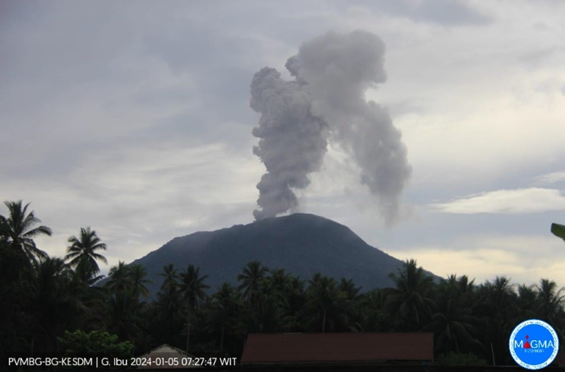 Gunung Ibu Erupsi Pagi Ini, Tinggi Letusan 1.000 Meter di Atas Puncak (Foto PVMBG)
