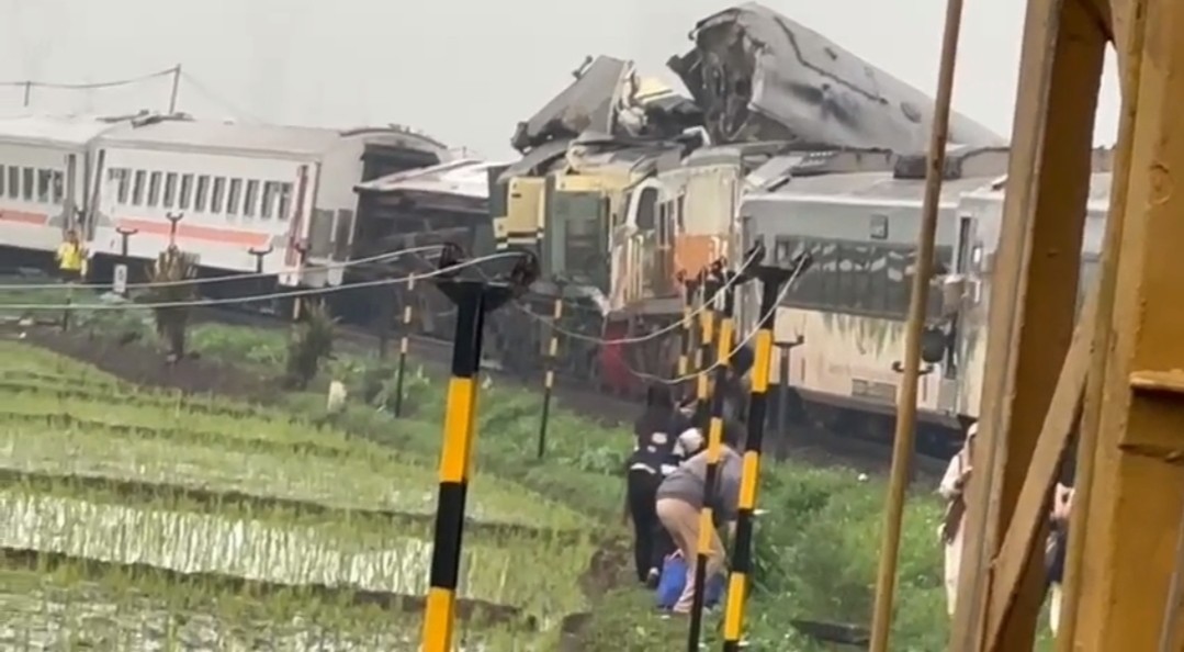 KA Lokal Bandung Raya Bertabrakan dengan KA Turangga di Cicalengka. (Tangkapan layar video)