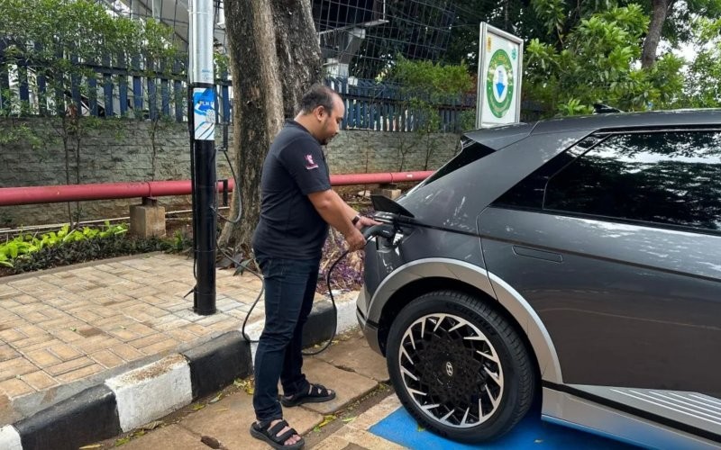 PT PLN (Persero) menyulap tiang listrik menjadi stasiun pengisian kendaraan listrik umum (SPKLU) untuk mobil listrik. (PLN)