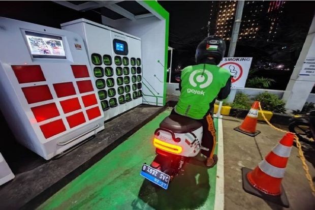 Putar Otak Atasi Polusi Udara, Luhut Singgung Area Khusus Kendaraan EV Battery. (Foto: MNC Media)