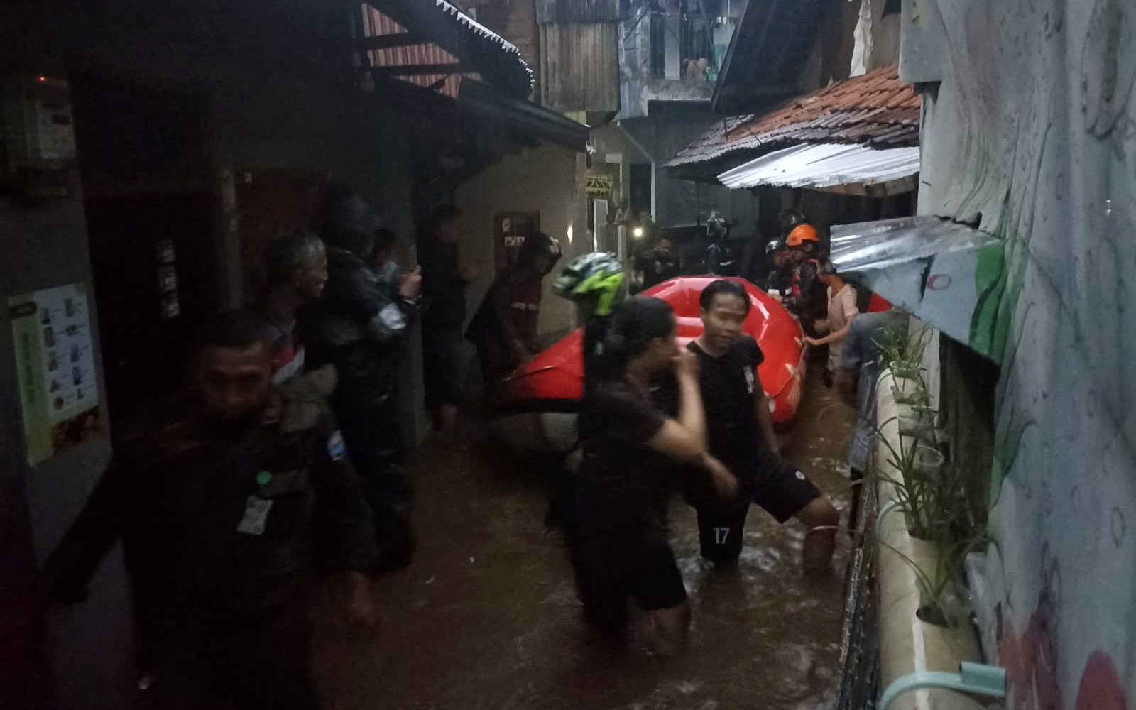 Banjir menerjang wilayah Braga, Bandung, Jawa Barat. Banjir setinggi 1,7 meter memaksa warga mengungsi dengan menaiki perahu karet. (Istimewa)