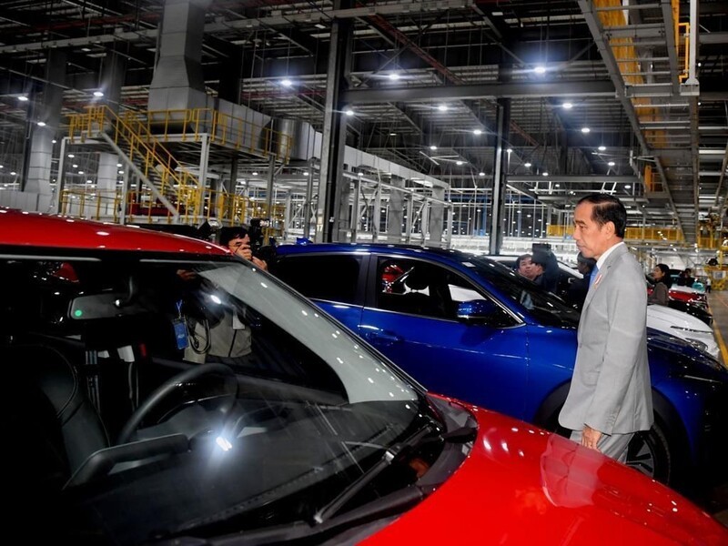 Kunjungi Pabrik Mobil di Vietnam, Jokowi Sambut Baik Rencana VinFast Investasi di RI. (Foto: MNC Media)