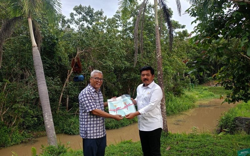 Menteri ATR/BPN Hadi Tjahjanto menyerahkan sertifikat hak pakai kepada Borneo Orangutan Survival Foundation. (MNC Media)