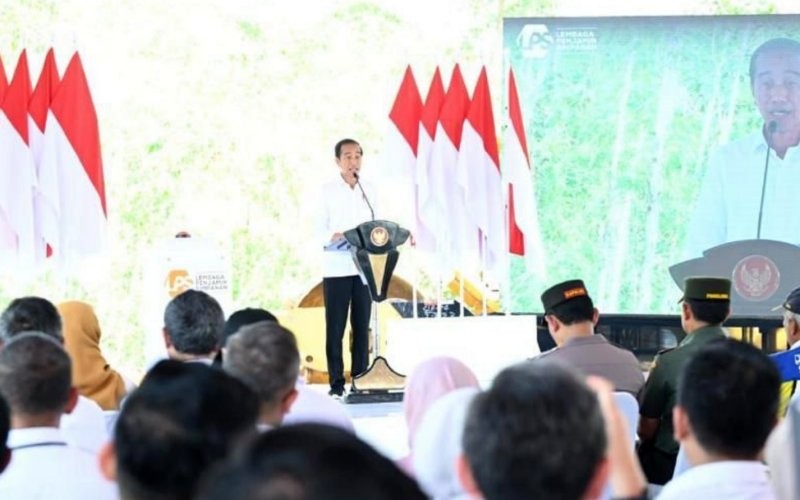 Presiden Jokowi melakukan peletakan batu pertama pembangunan kantor Lembaga Penjamin Simpanan (LPS) di Ibu Kota Nusantara, Kalimantan Timur. (Setkab)