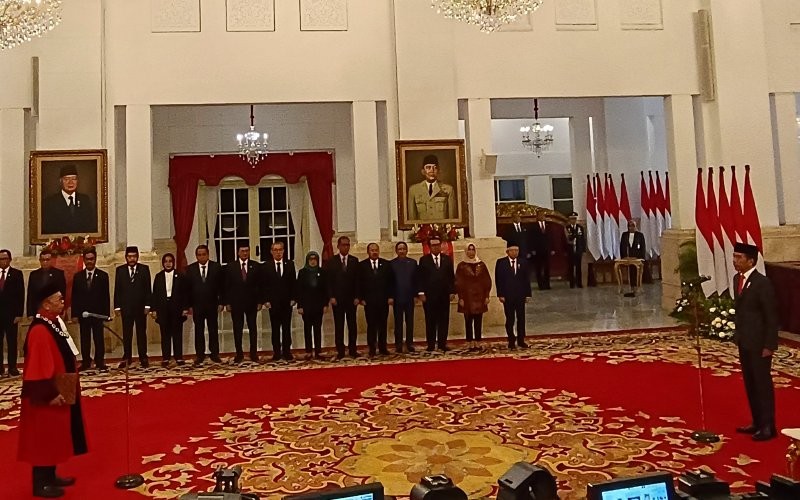 Presiden Jokowi melantik Arsul Sani sebagai hakim konstitusi. (Setkab)