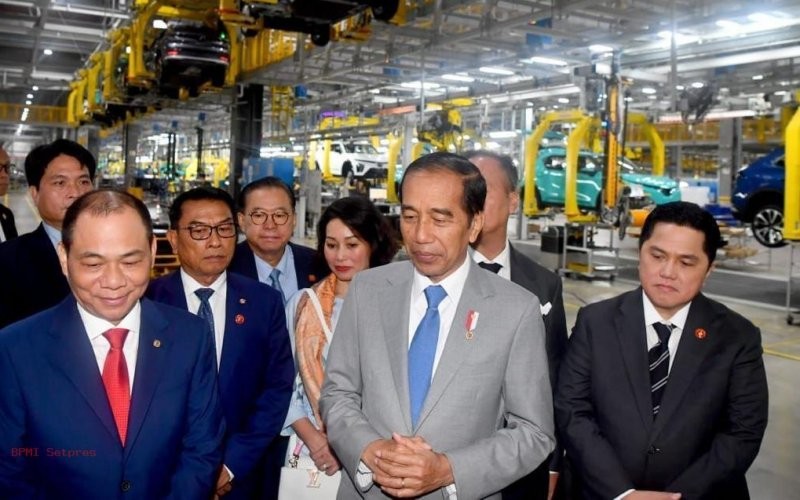 Presiden Jokowi saat berkunjung ke pabrik mobil listrik VinFast di Kota Hai Phong, Vietnam, pada 13 Januari 2024. (Setkab)