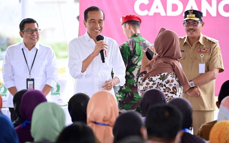 Presiden Jokowi saat menyapa ibu-ibu di Salatiga, Jateng (Setkab)