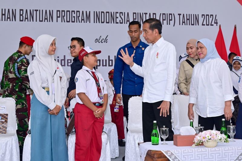 Jokowi Serahkan Bantuan PIP Rp450 Ribu-Rp1,8 Juta ke Para Siswa di Magelang. (Foto: Biro Pers Setpres)