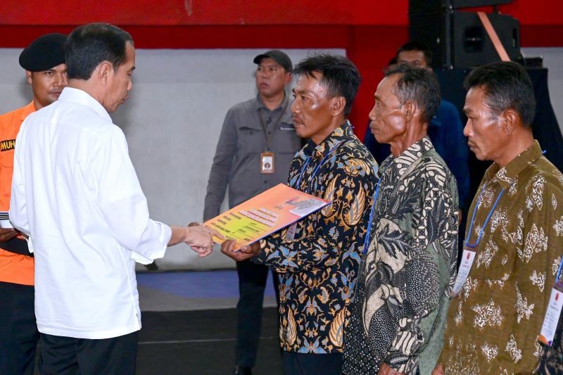 Jokowi Beri Bantuan Gagal Panen, Harap Petani Segera Tanam Padi. (Foto: MNC Media)