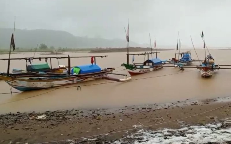 Perahu nelayan saat bersandar di sekitar Pantai Selatan (Fariz Abdullah/MPI)