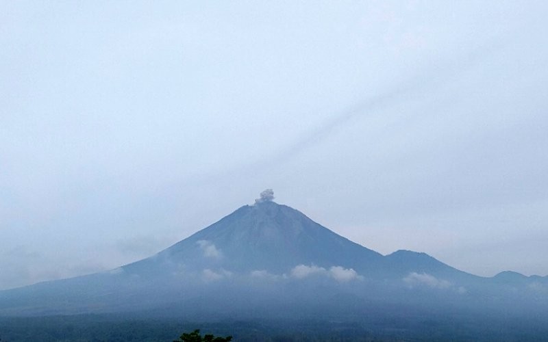 Gunung Semeru mengalami erupsi beberapa kali pada Kamis (2/1/2024). Tinggi letusan mencapai 1.200 meter di atas puncak.