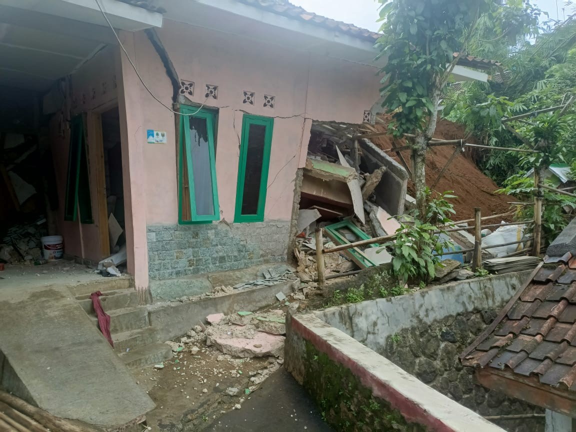 Longsor di Cibadak Sukabumi, 12 Rumah Rusak dan 51 Jiwa Terdampak. (Foto: BPBD Kabupaten Sukabumi)
