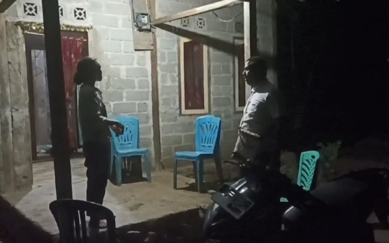 Gempa bumi berkekuatan Magnitudo 5,6 mengguncang Kabupaten Nagekeo, NTT. Warga panik lari ke luar rumah.