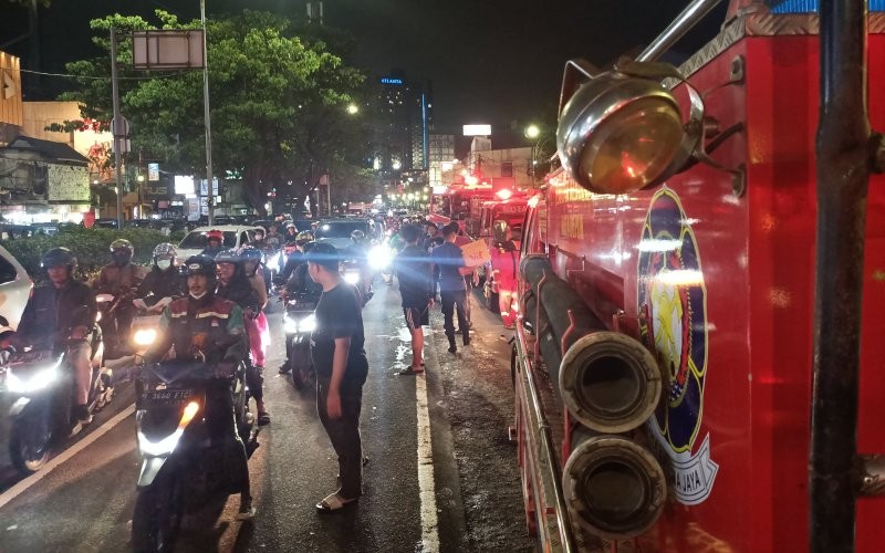 Jalanan Margonda Raya, Depok, macet akibat adanya kebakaran, Kamis (25/1/2024) (Muhammad Refi Sandi/MPI)