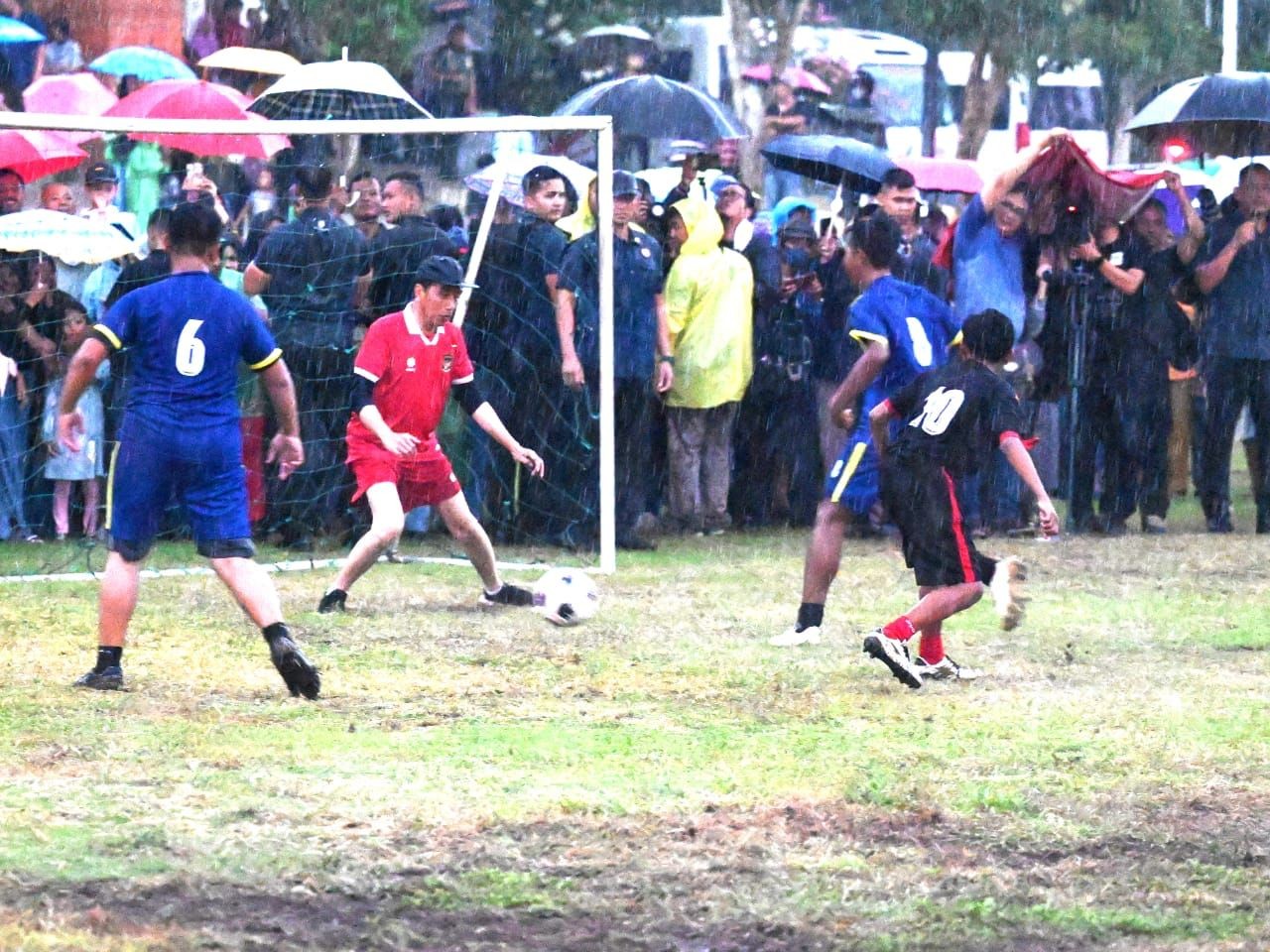 Sambut Timnas Lolos 16 Besar Piala Asia, Jokowi Main Bola di Sleman. (Foto: Biro Pers Setpres)