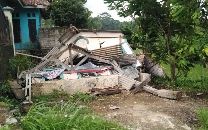 Rumah warga yang rusak setelah diterjang angin puting beliung. (Dharmawan Hadi/MPI)
