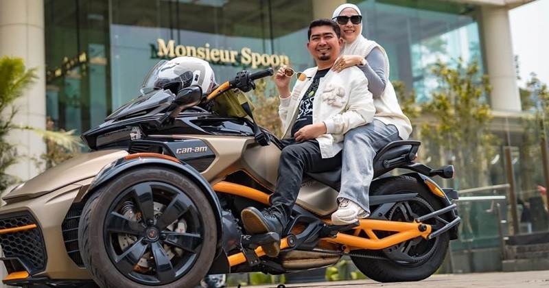 Dipantau Ditjen Pajak Gara-Gara Pamer Rumah Mewah, Intip Garasi Ustaz Solmed (foto instagram @apriljasmine85)