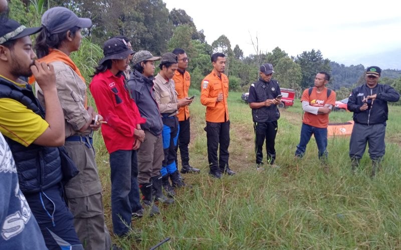 Tim SAR melakukan persiapan pencarian 13 orang yang tersesat di Gunung Gede Pangrango (Putra Ramadhani/MPI)