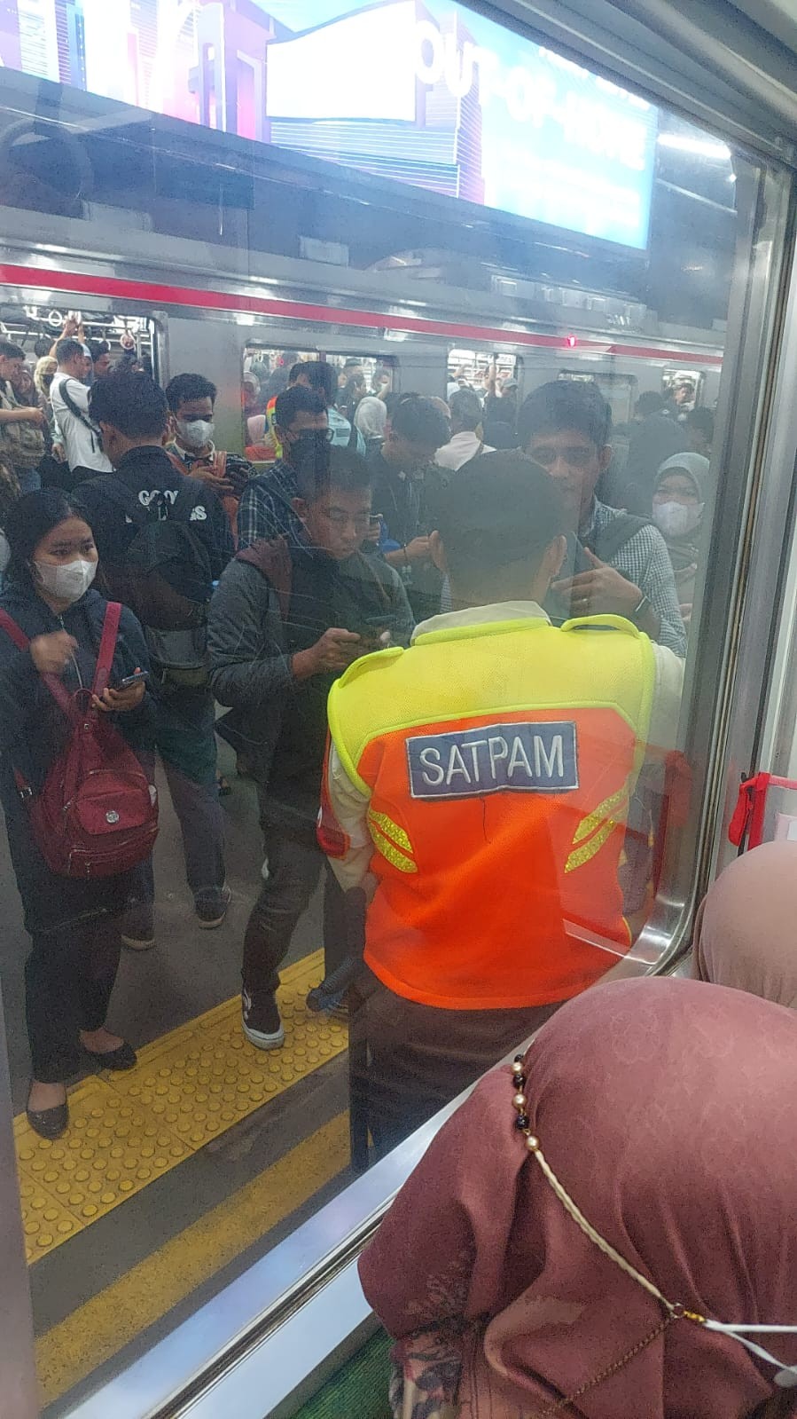 KRL Tujuan Rangkasbitung Gangguan, Penumpang Membludak di Stasiun Tanah Abang. (Foto: Carlos/MNC Media)