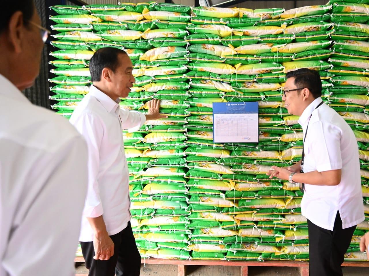 Program bantuan pangan beras ternyata mampu menurukan angka kemiskinan di Indonesia.