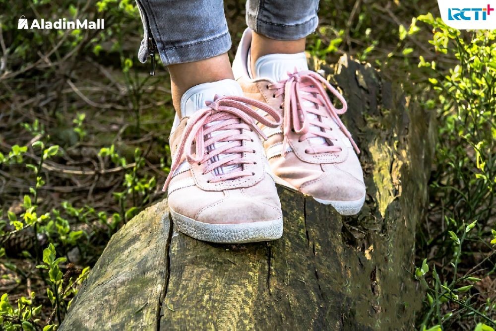 Lima Rekomendasi Outfit yang Cocok Dipadukan dengan Sneakers Cewek Casual. Foto: MNC Media.