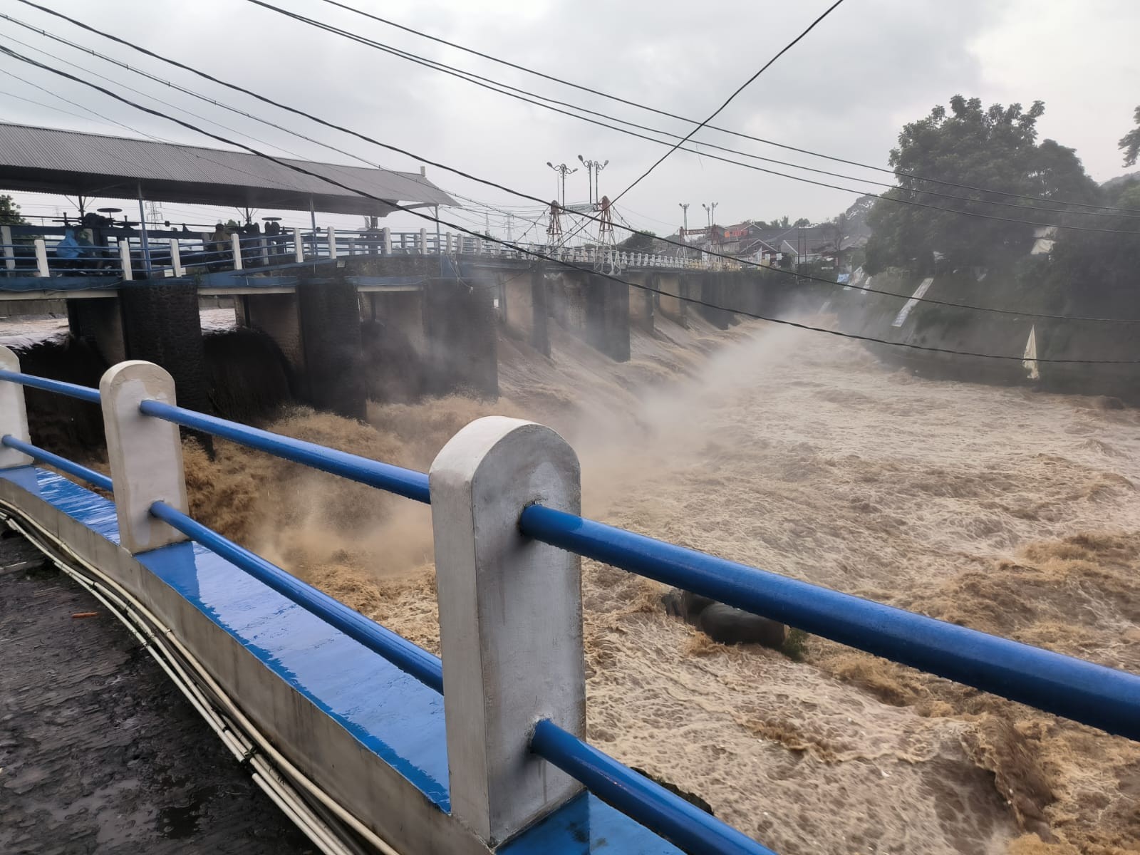 Puncak Diguyur Hujan Deras, Status Bendung Katulampa Naik Siaga 3. (Foto: Putra Ramadhani/MNC Media)